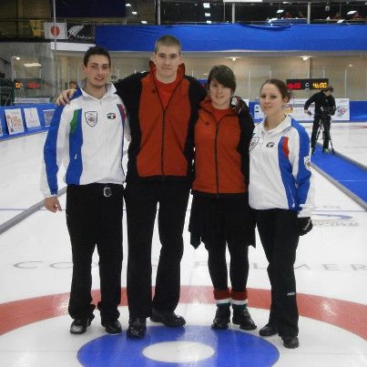 F&eacute;nyk&eacute;p: Palancsa Dorottya (UTE) &eacute;s Kiss Zsolt a legjobb 8 k&ouml;z&eacute; jutott a Kanad&aacute;ban zajl&oacute; Vegyes P&aacute;ros Curling vil&aacute;gbajnoks&aacute;gon. Utols&oacute; m&eacute;rkőz&eacute;s&uuml;k&ouml;n impon&aacute;l&oacute; j&aacute;t&eacute;kkal 11:0-ra győzt&eacute;k le az olasz p&aacute;rost!